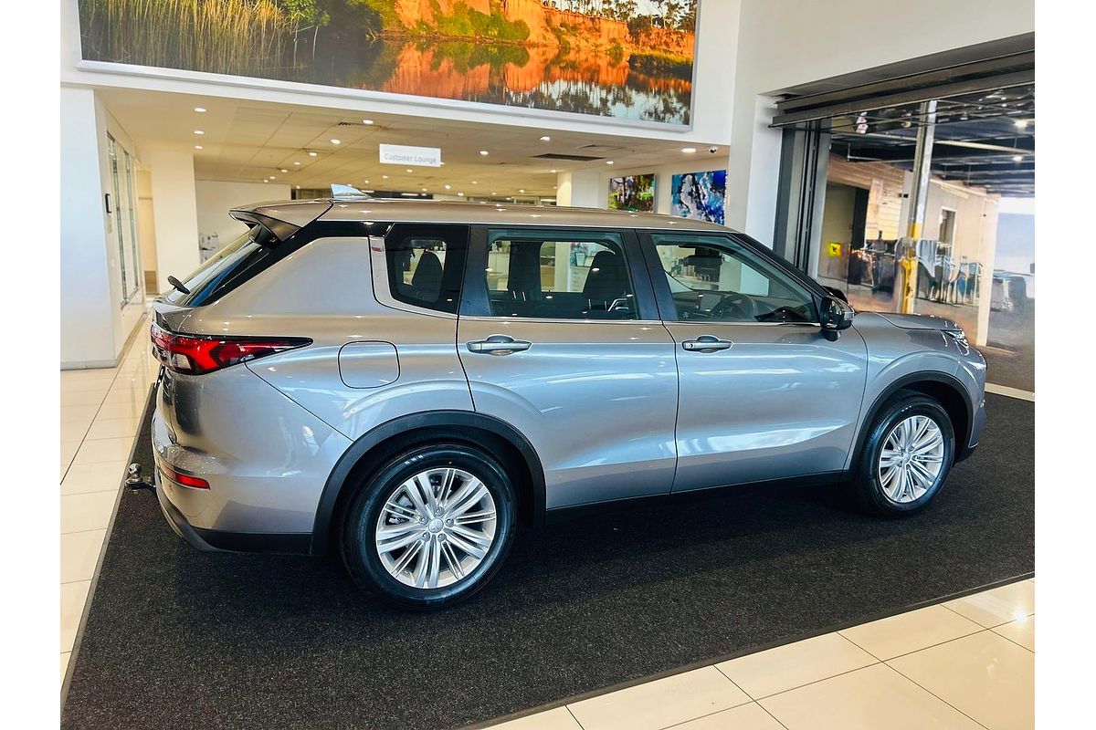 2023 Mitsubishi Outlander ES ZM