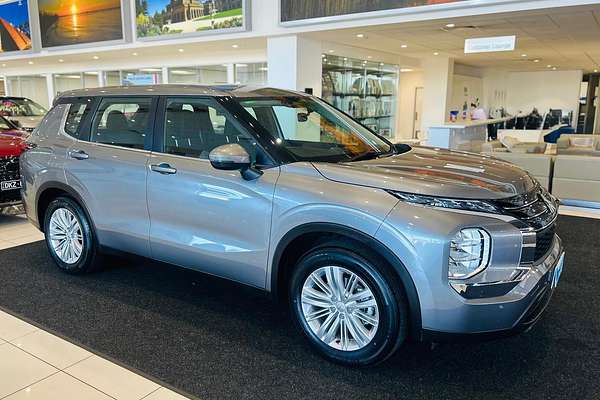 2023 Mitsubishi Outlander ES ZM