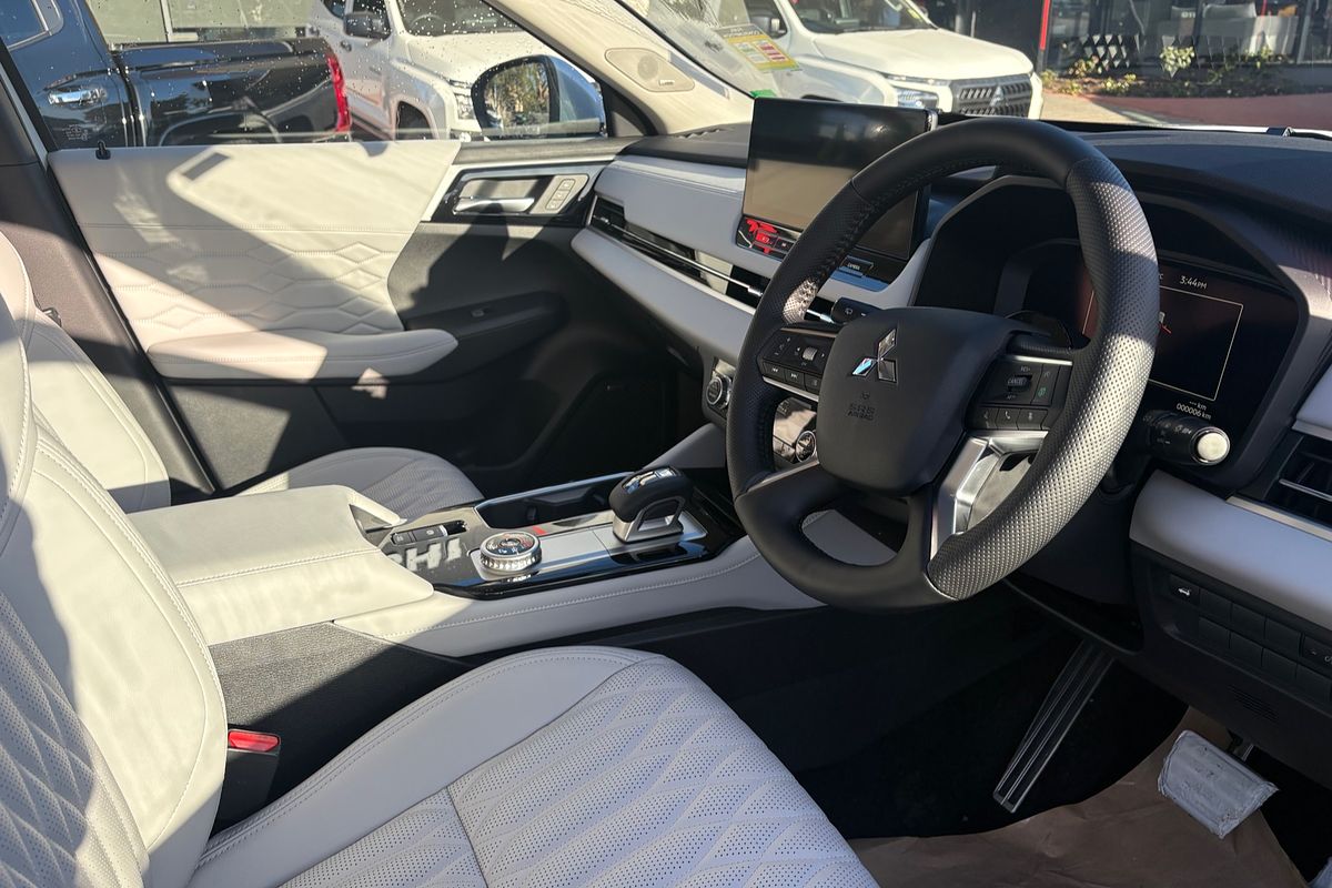 2025 Mitsubishi Outlander Exceed ZM