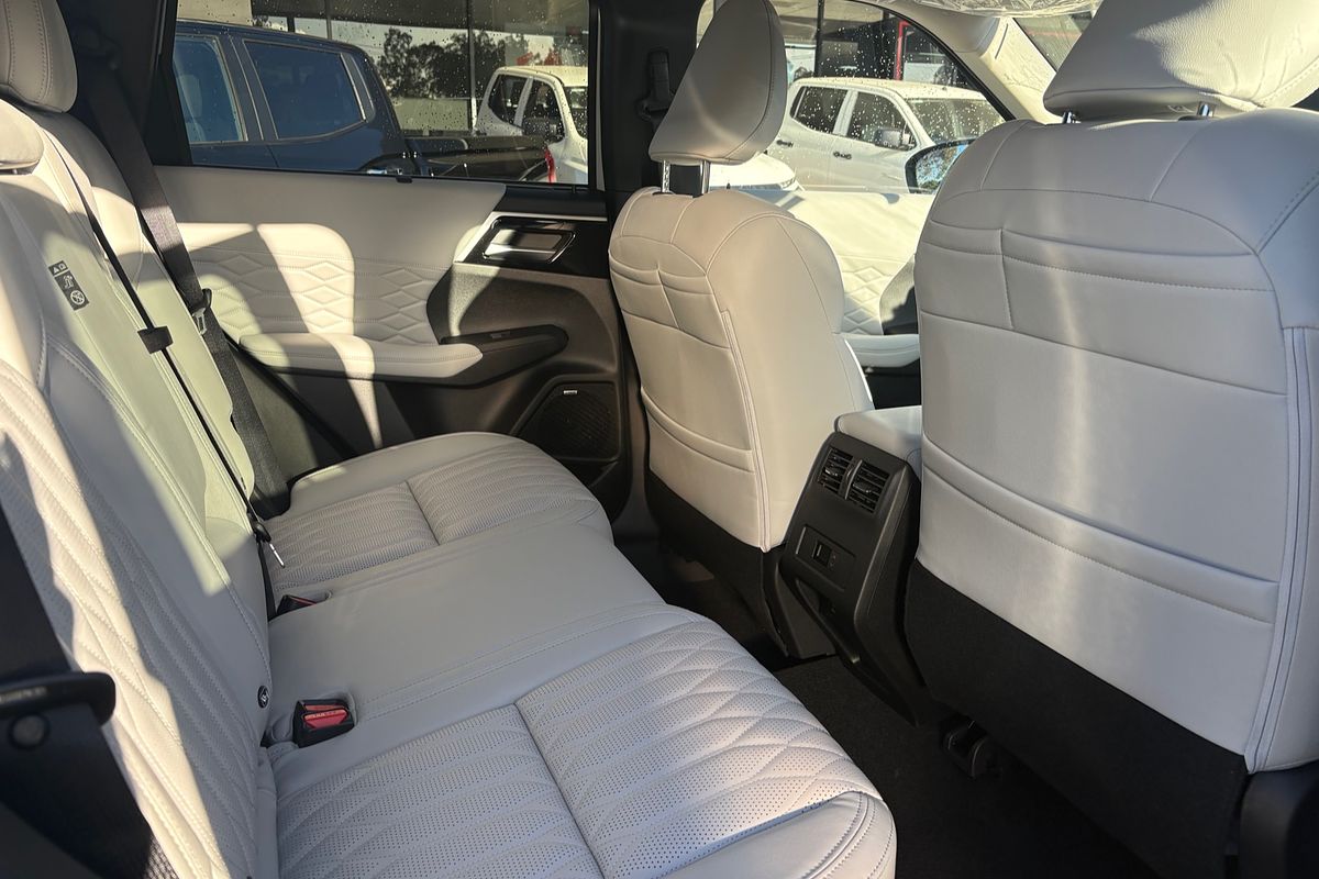 2025 Mitsubishi Outlander Exceed ZM