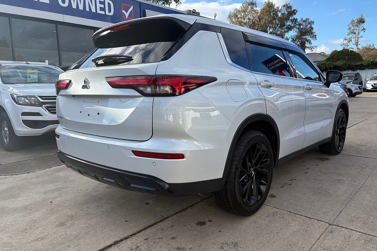 2023 Mitsubishi Outlander LS Black Edition ZM