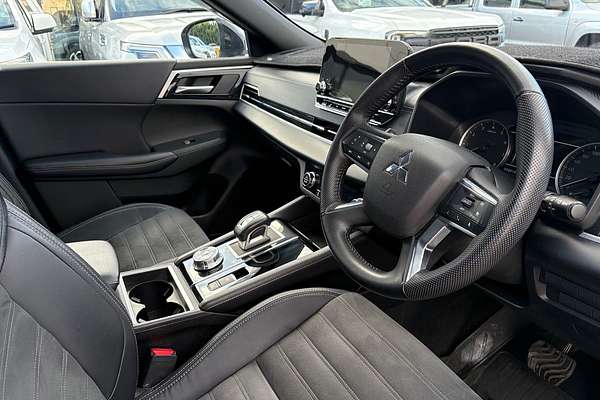 2023 Mitsubishi Outlander LS Black Edition ZM
