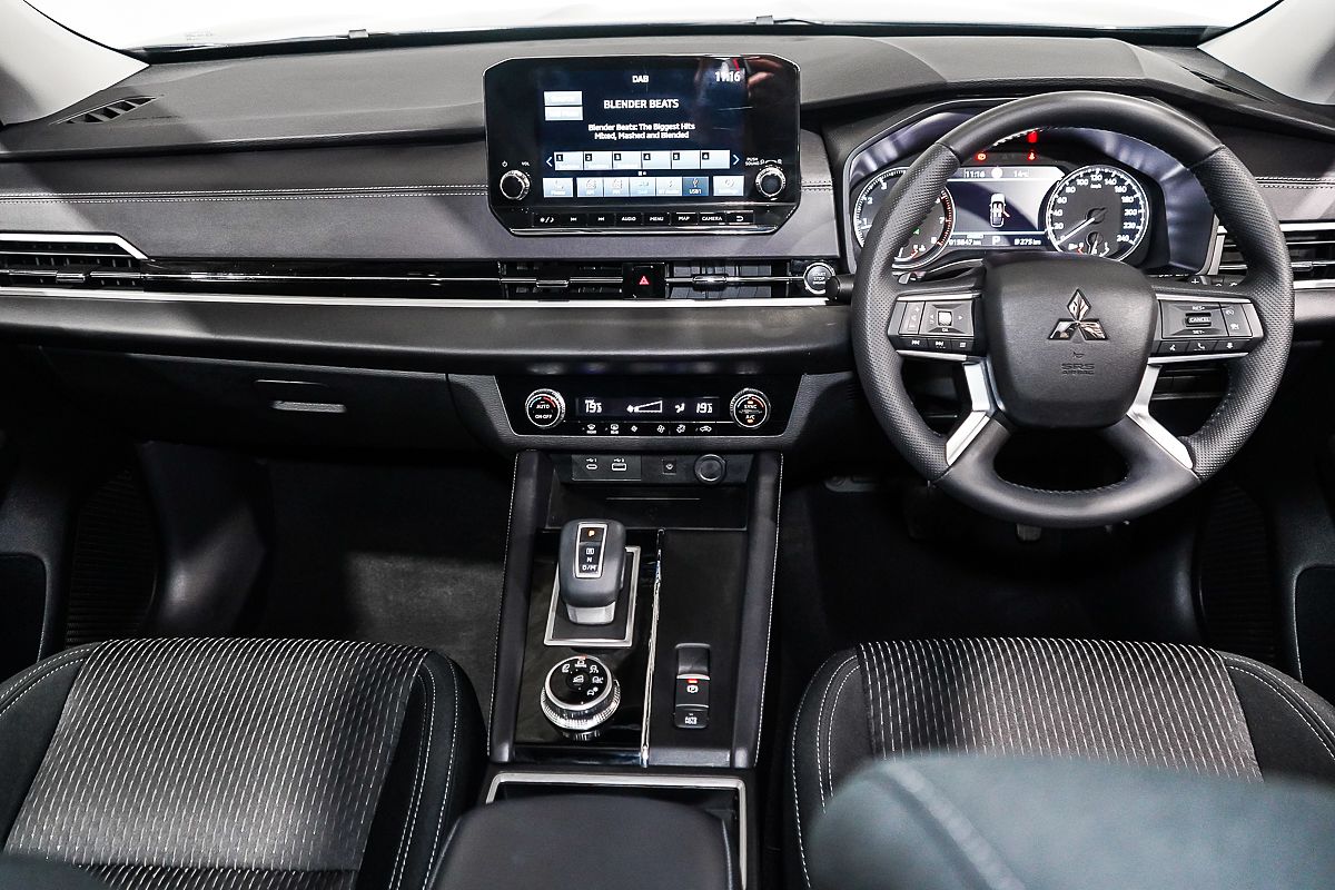 2024 Mitsubishi Outlander LS ZM