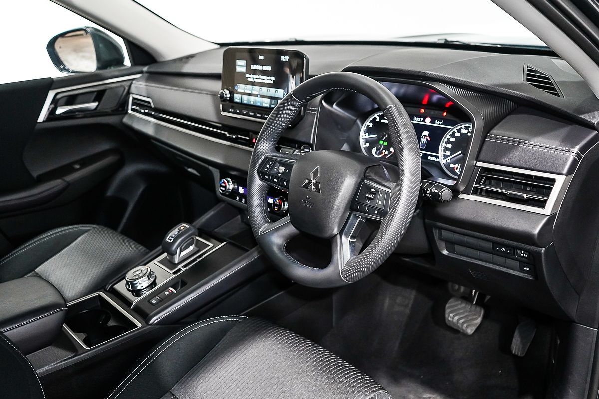 2024 Mitsubishi Outlander LS ZM