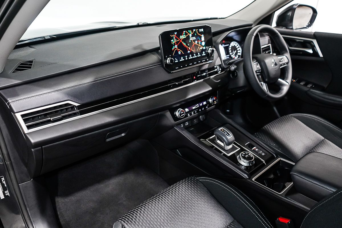 2024 Mitsubishi Outlander LS ZM