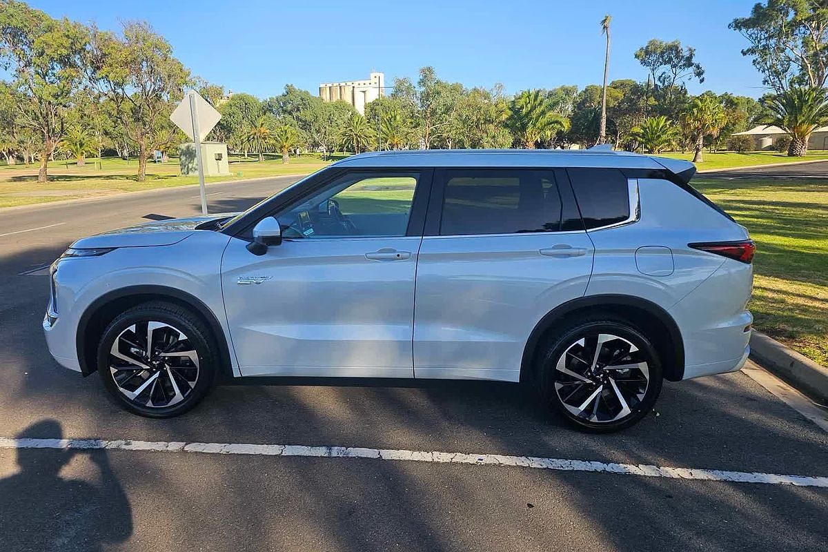 2024 Mitsubishi Outlander PHEV Exceed ZM