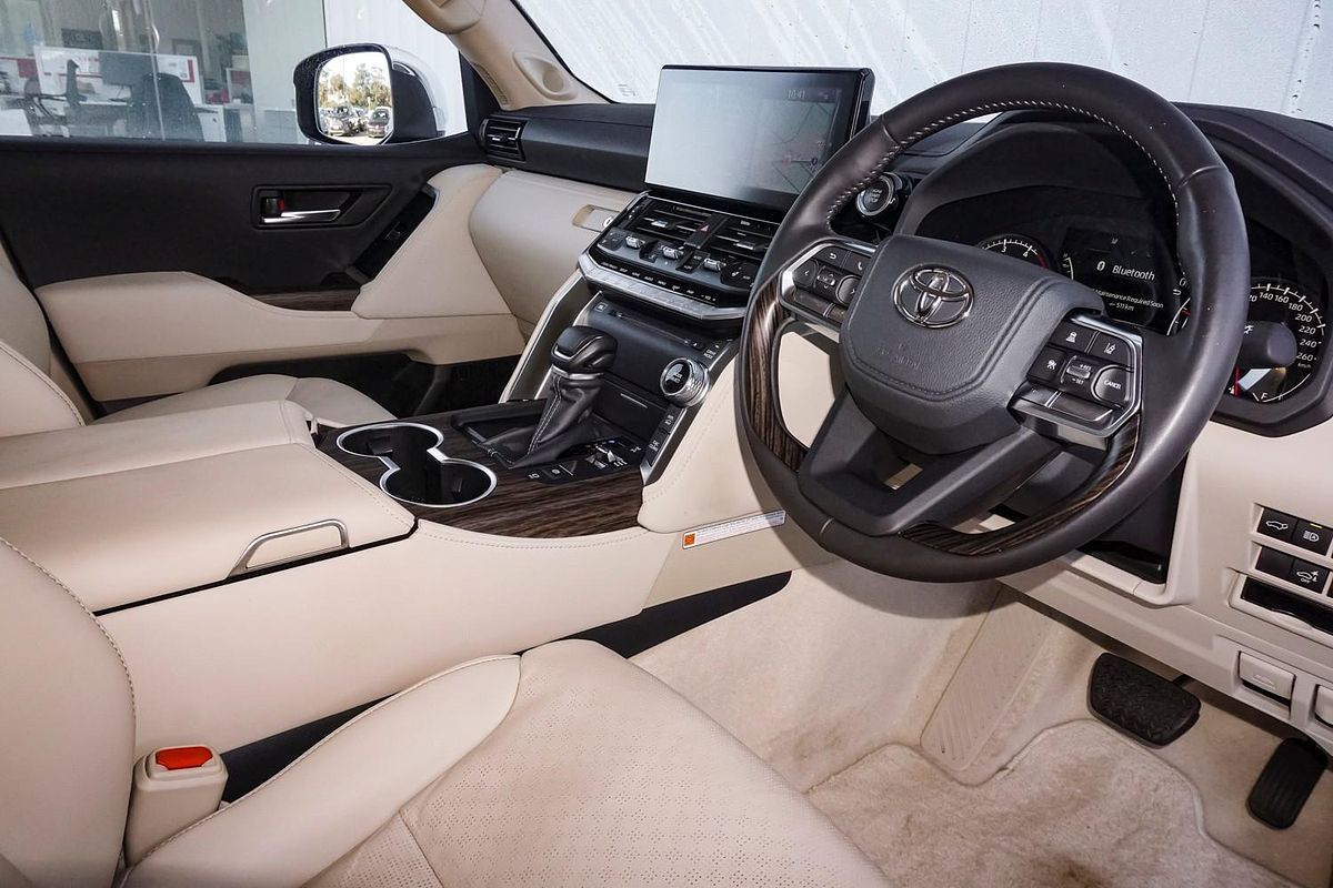 2024 Toyota Landcruiser Sahara FJA300R