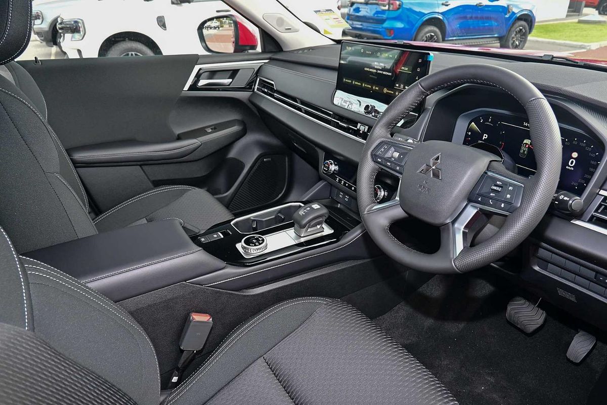 2025 Mitsubishi Outlander LS ZM