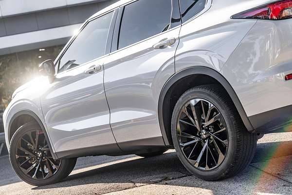 2023 Mitsubishi Outlander Black Edition ZM