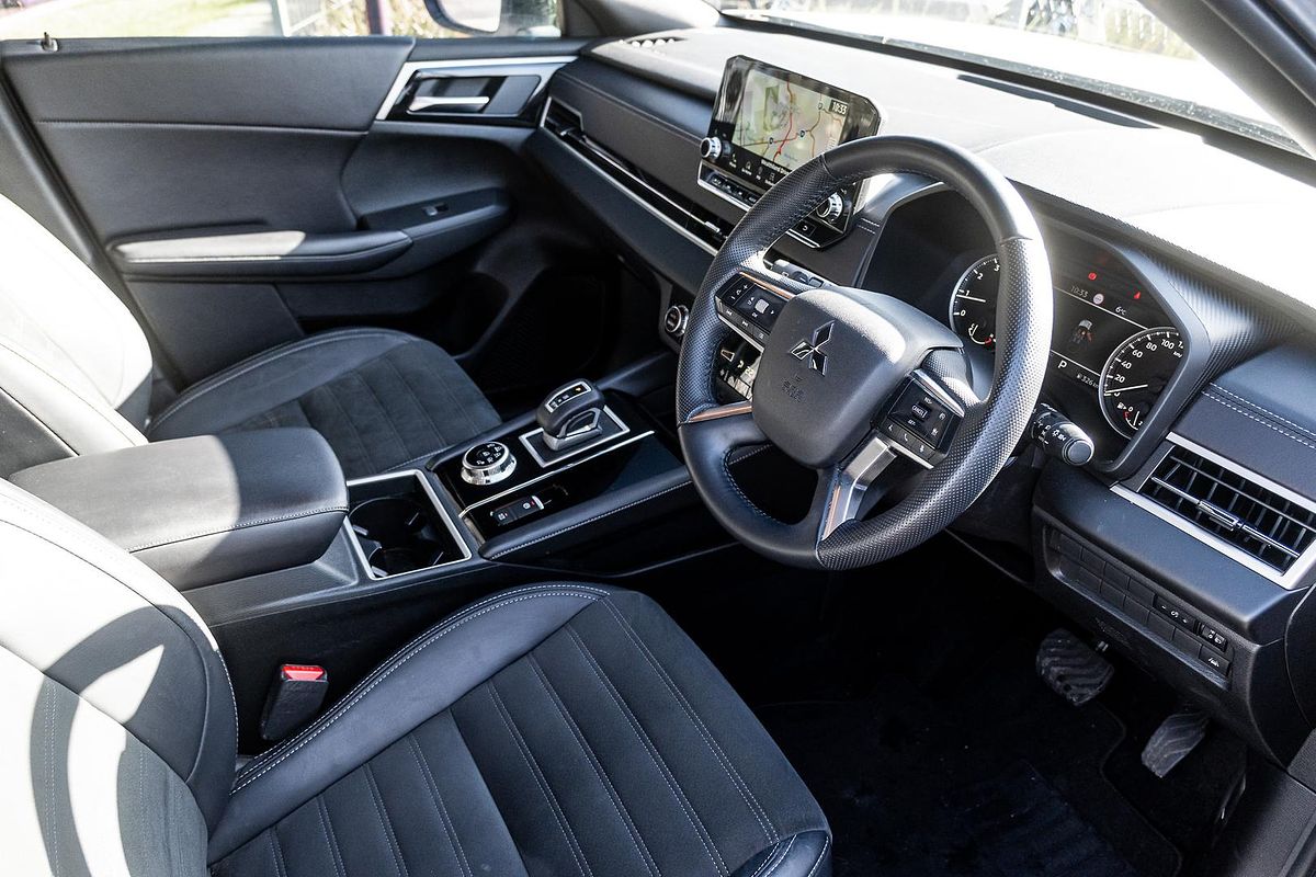 2023 Mitsubishi Outlander Black Edition ZM