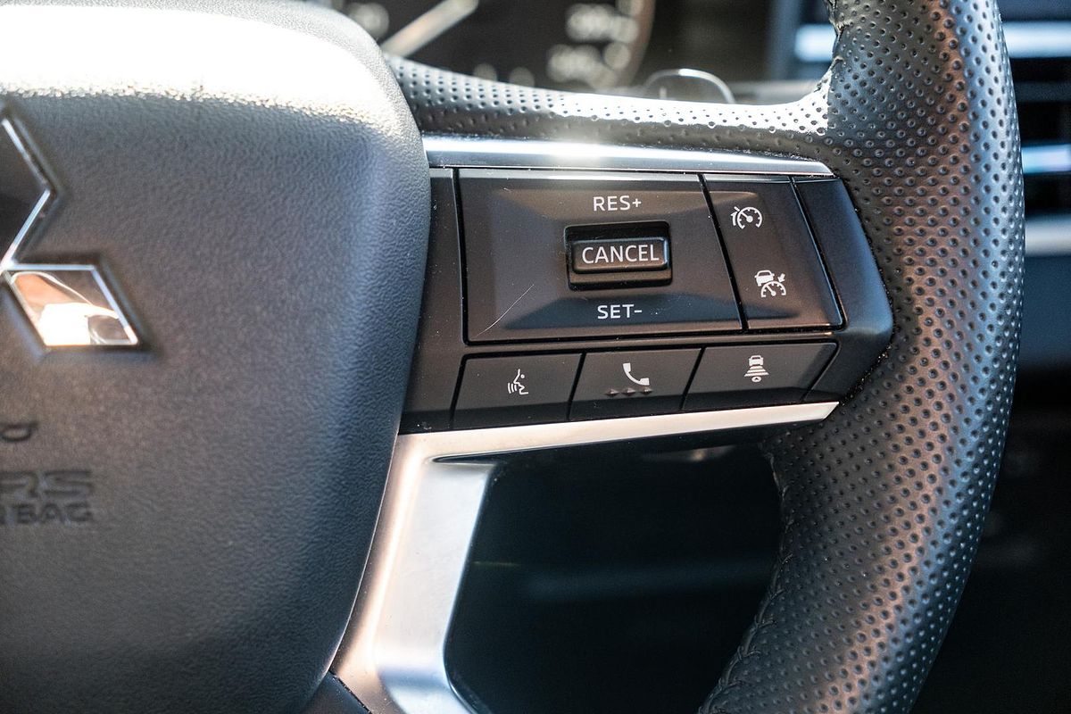 2023 Mitsubishi Outlander Black Edition ZM