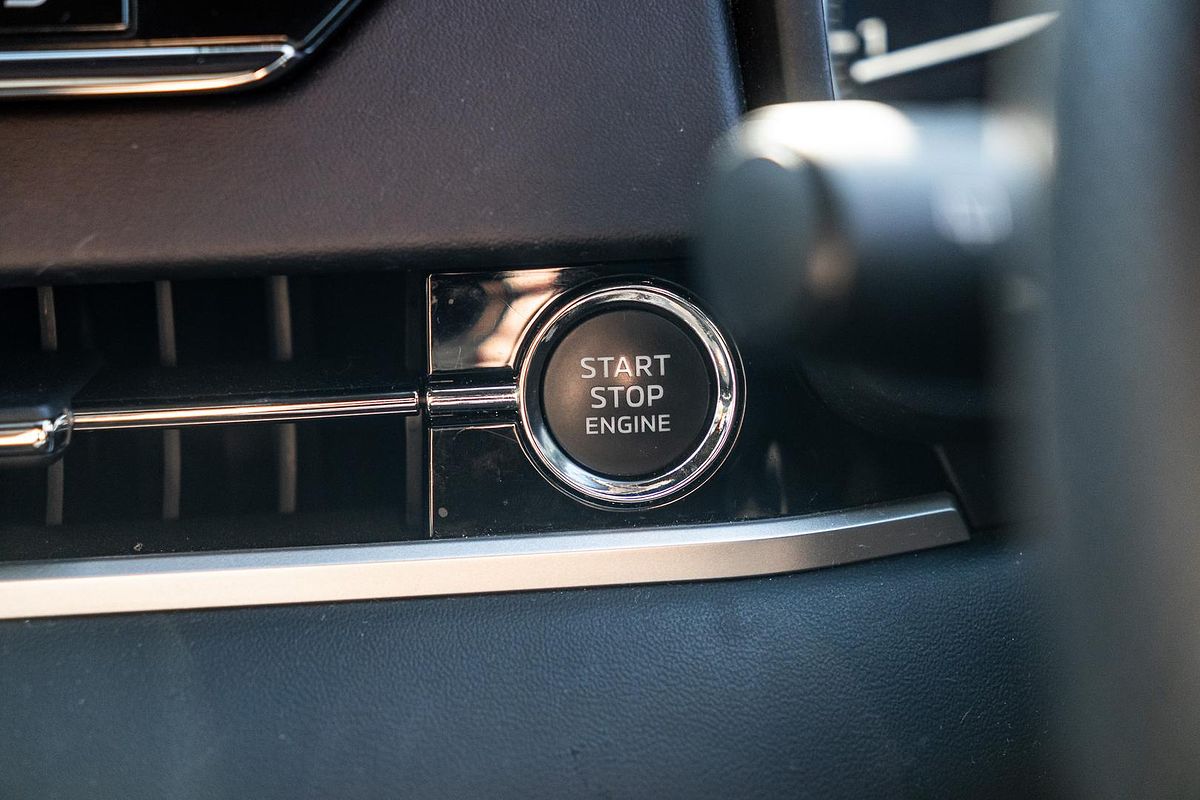 2023 Mitsubishi Outlander Black Edition ZM