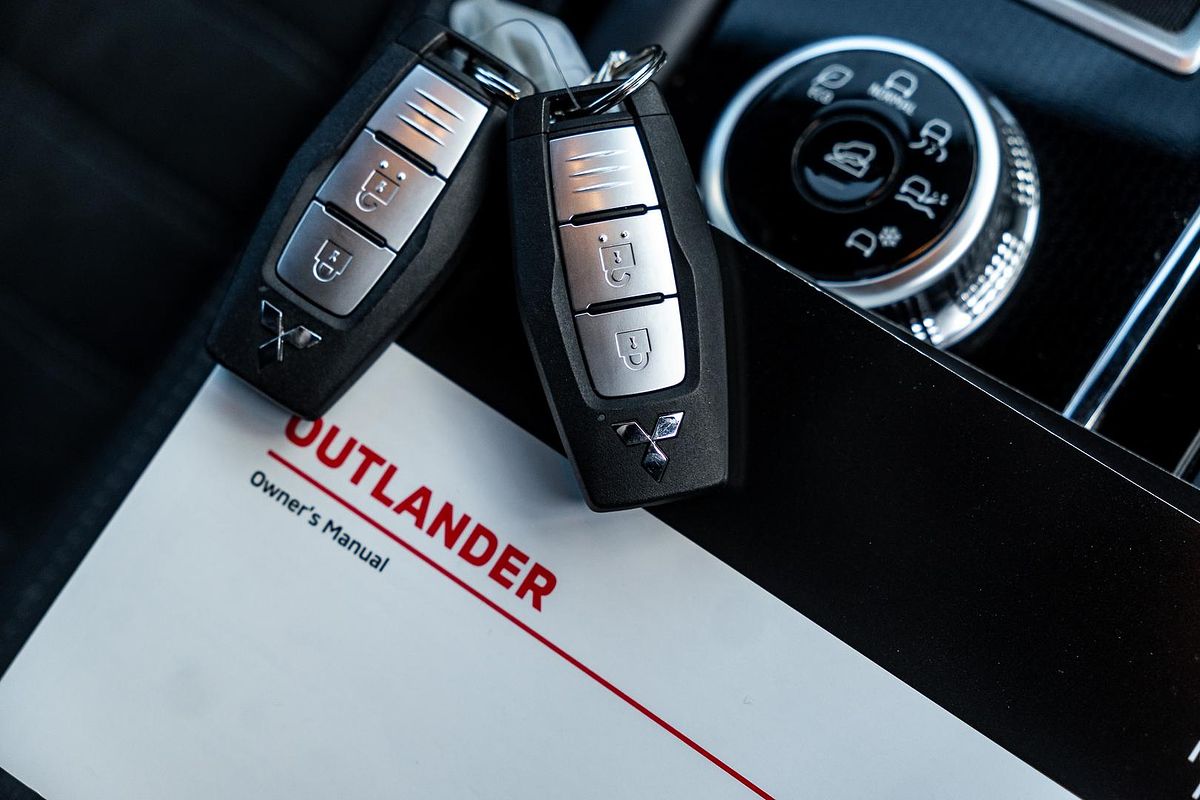 2023 Mitsubishi Outlander Black Edition ZM