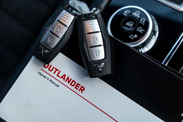 2023 Mitsubishi Outlander Black Edition ZM