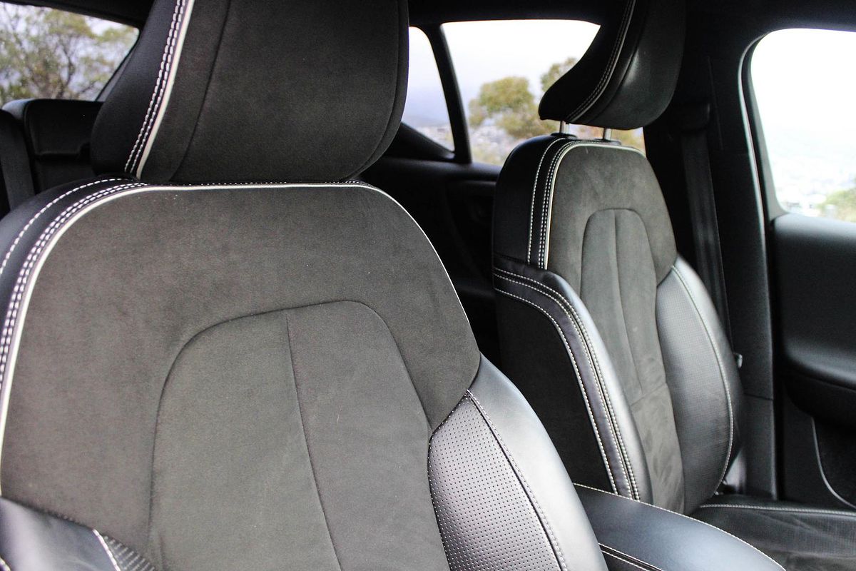2018 Volvo XC40 D4 R-Design Launch Edition