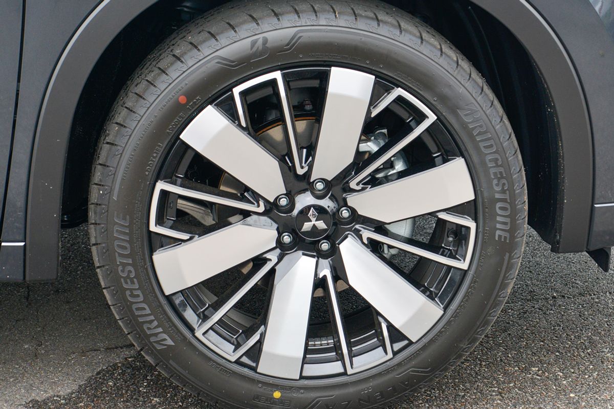 2025 Mitsubishi Outlander Exceed Tourer ZM