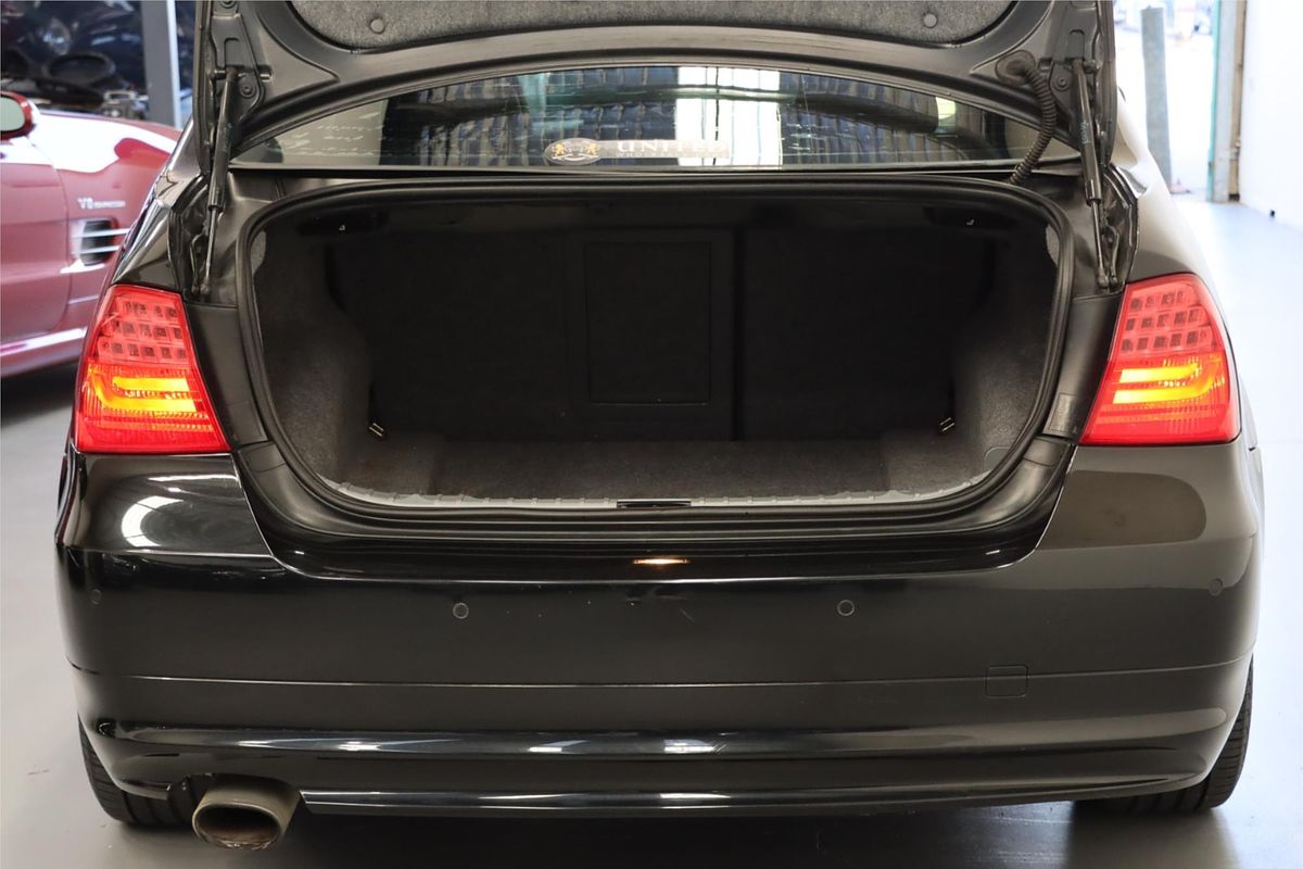 2011 BMW 3 Series 320d Lifestyle E90