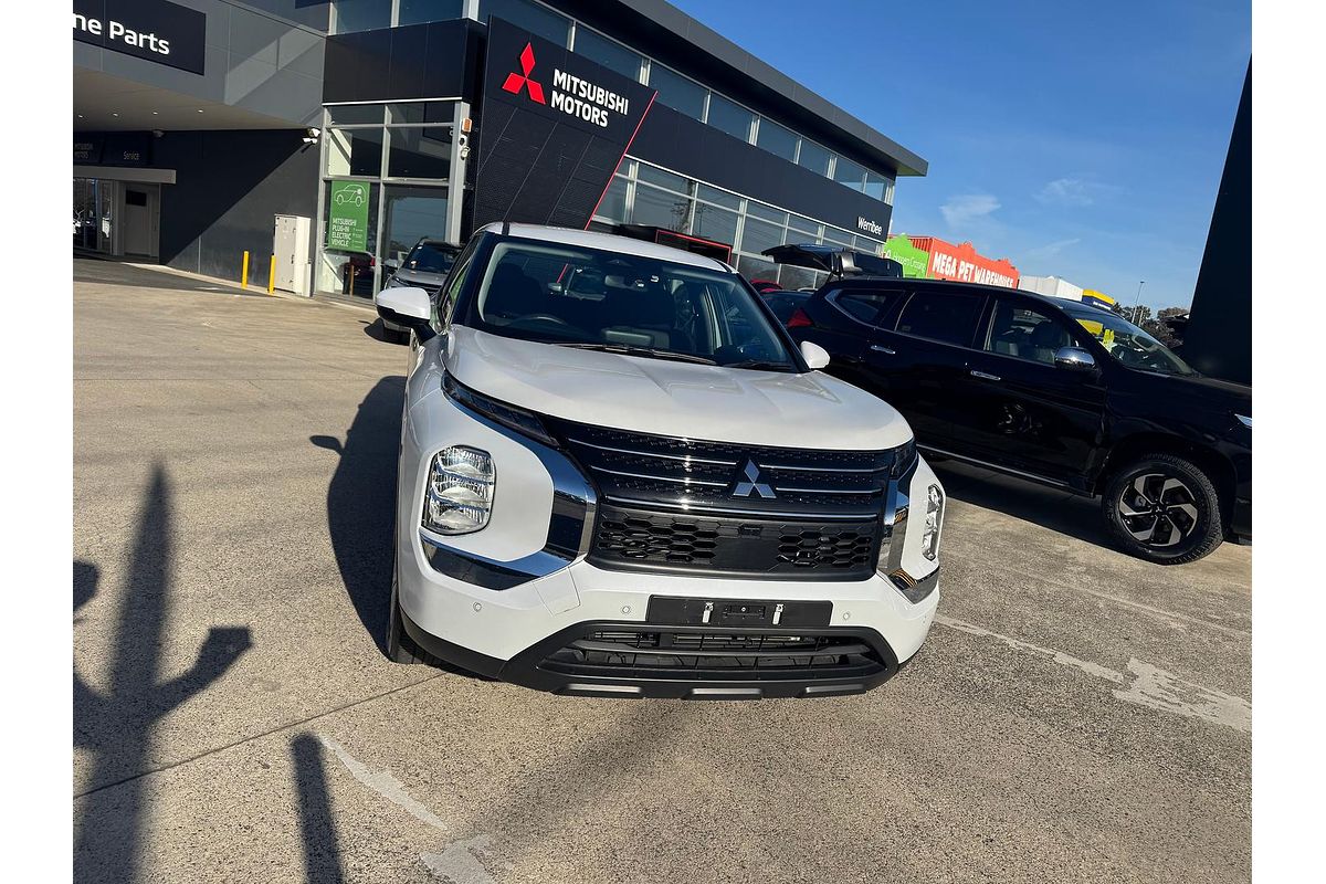 2023 Mitsubishi Outlander ES ZM