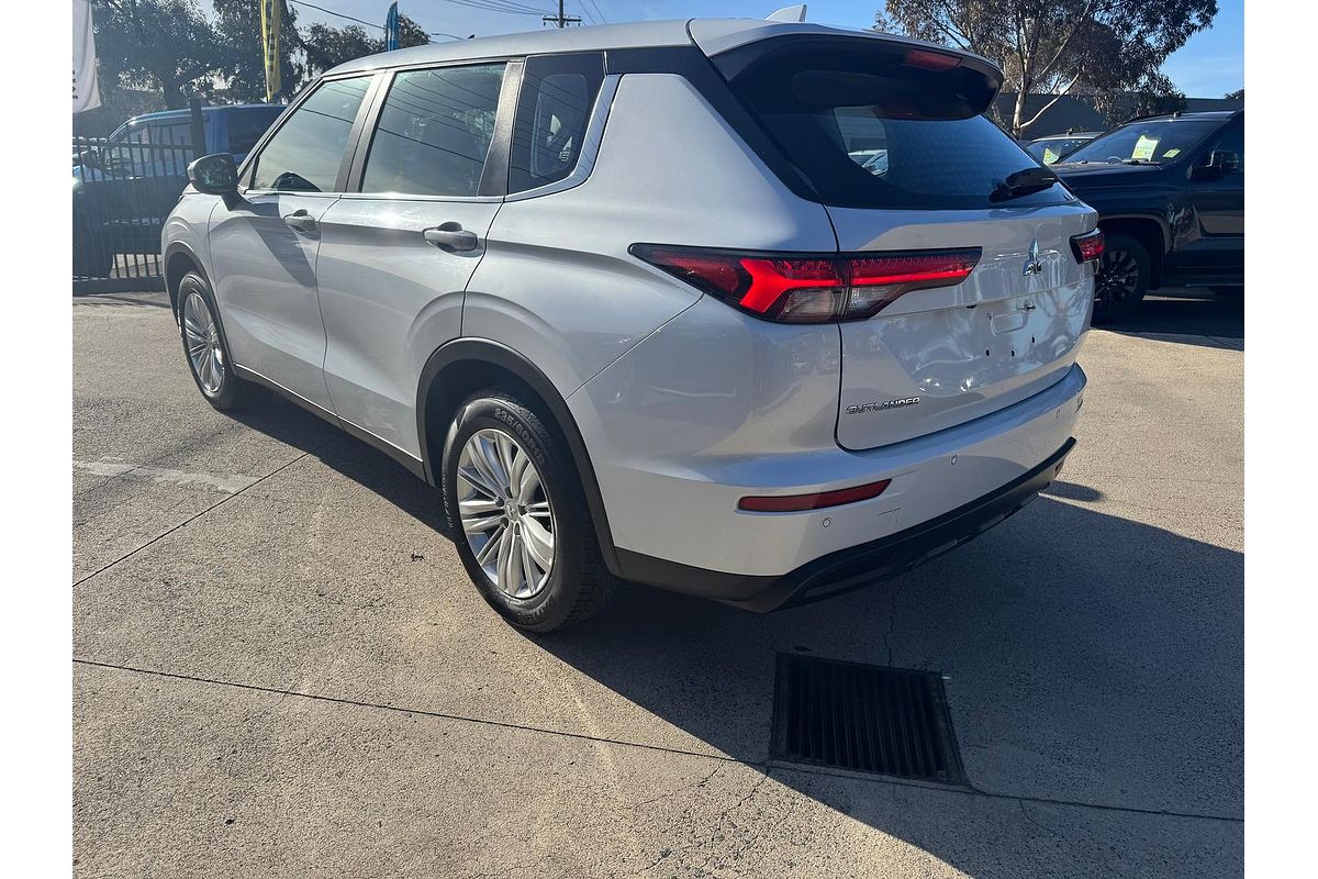 2023 Mitsubishi Outlander ES ZM