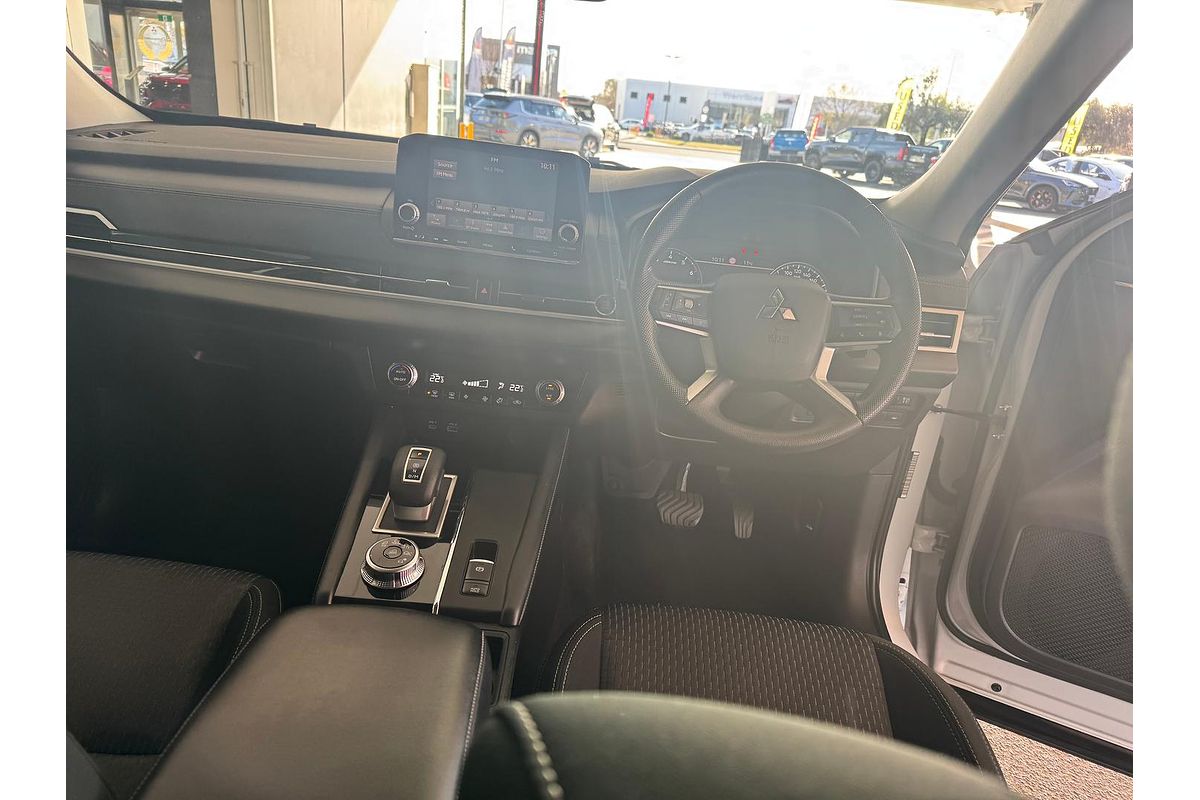 2023 Mitsubishi Outlander ES ZM