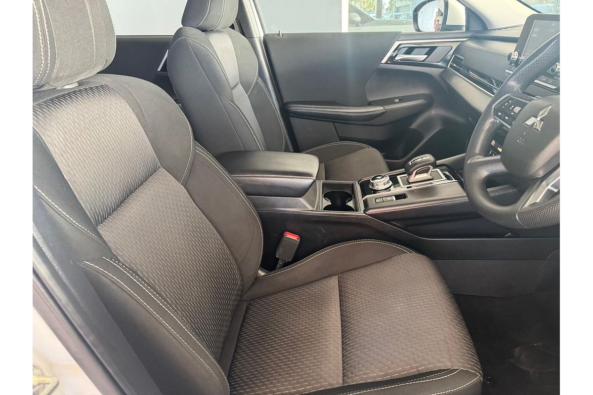2023 Mitsubishi Outlander ES ZM