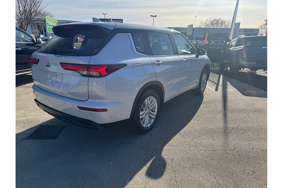 2023 Mitsubishi Outlander ES ZM