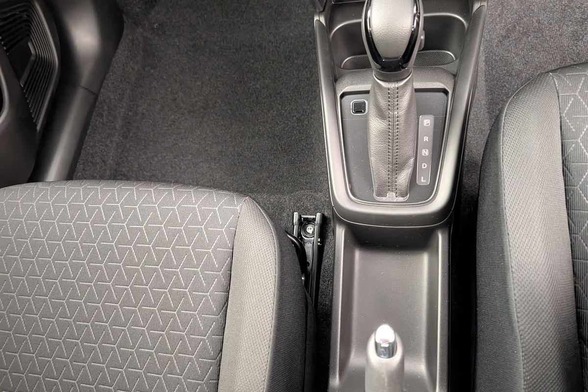 2025 Suzuki Swift Hybrid UZ