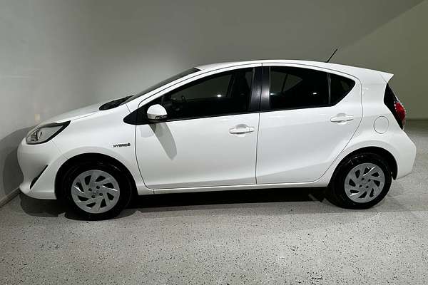 2018 Toyota Prius C  NHP10R