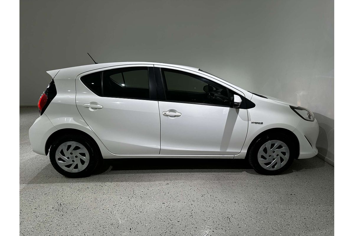 2018 Toyota Prius C  NHP10R