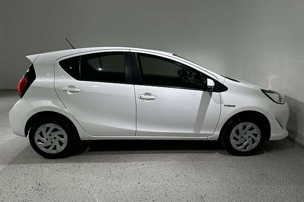 2018 Toyota Prius C  NHP10R