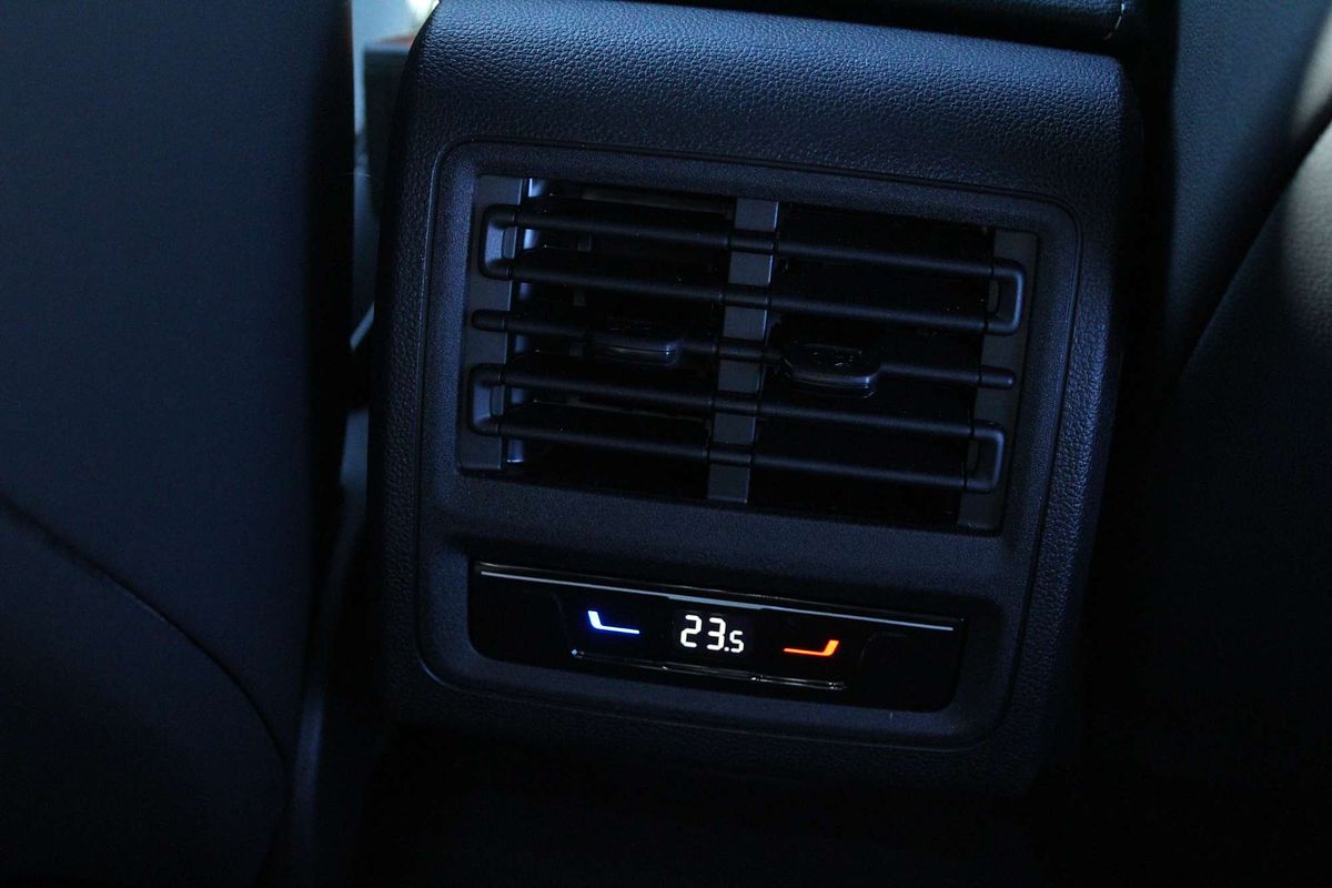 2024 Volkswagen Golf 110TSI R-Line 8.5