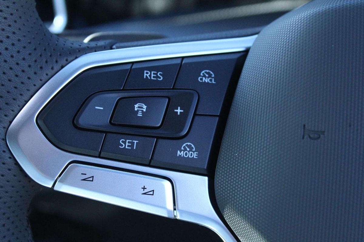 2024 Volkswagen Golf 110TSI R-Line 8.5
