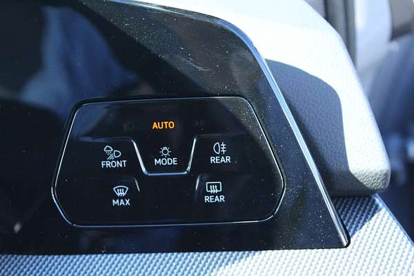 2024 Volkswagen Golf 110TSI R-Line 8.5