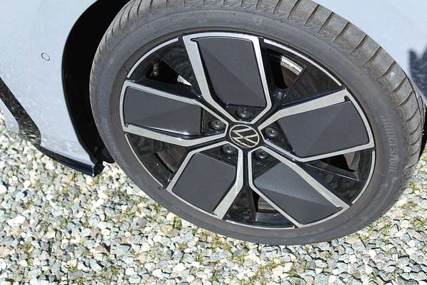 2024 Volkswagen Golf 110TSI R-Line 8.5