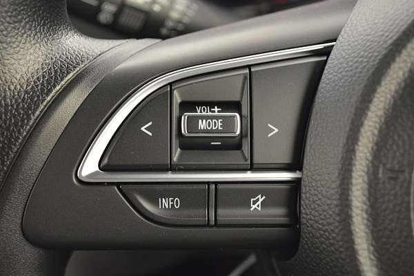 2025 Suzuki Swift Hybrid UZ
