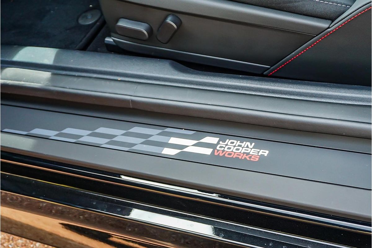2025 MINI Cooper JCW E Favoured J01