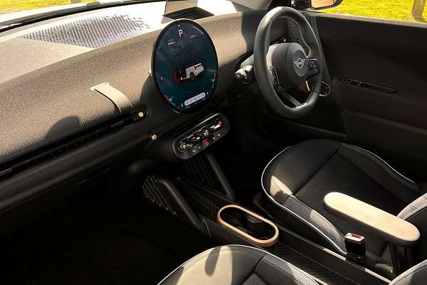 2024 MINI Cooper E Classic J01
