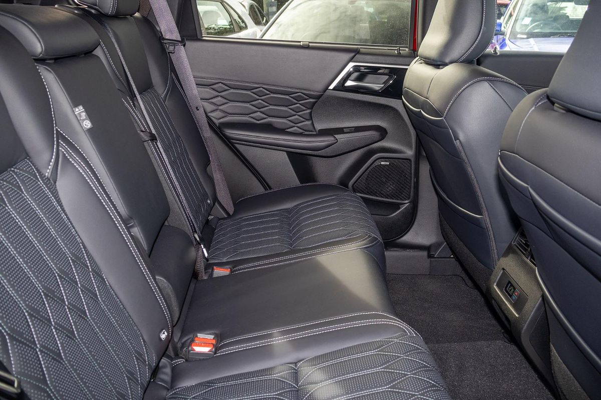 2025 Mitsubishi Outlander Exceed ZM