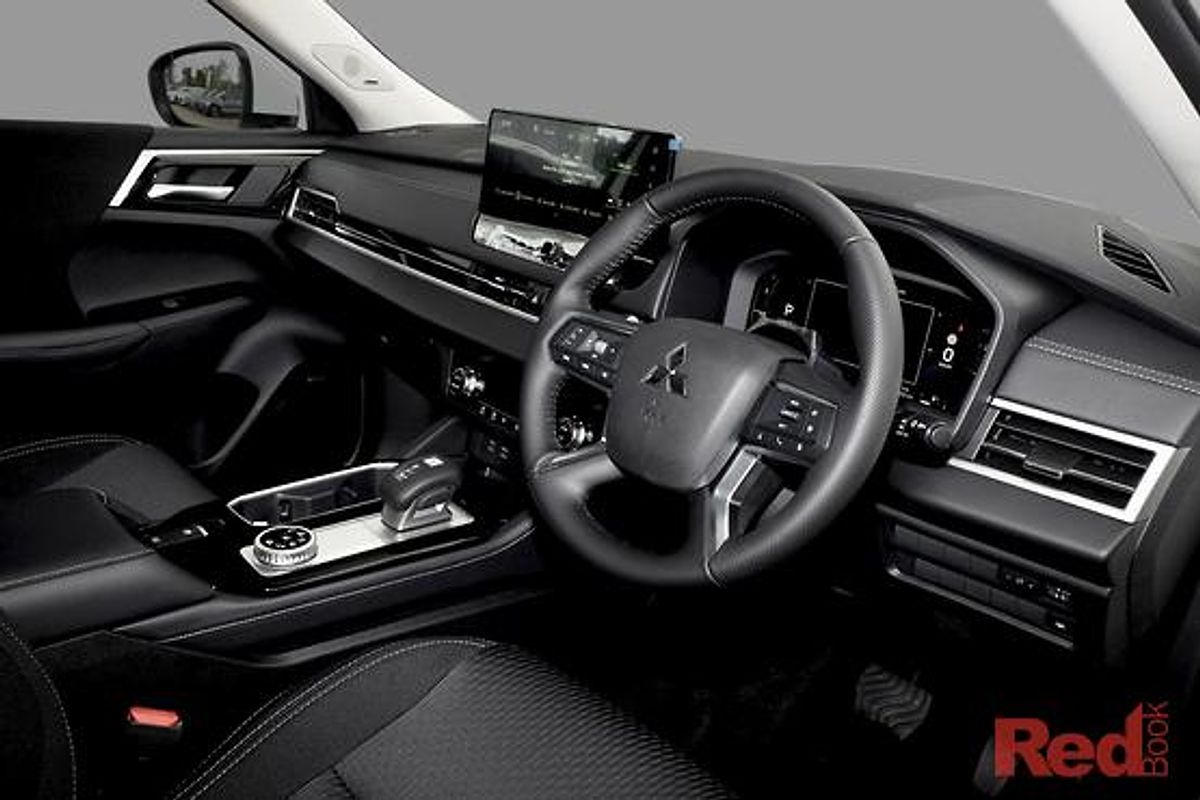 2025 Mitsubishi Outlander LS ZM
