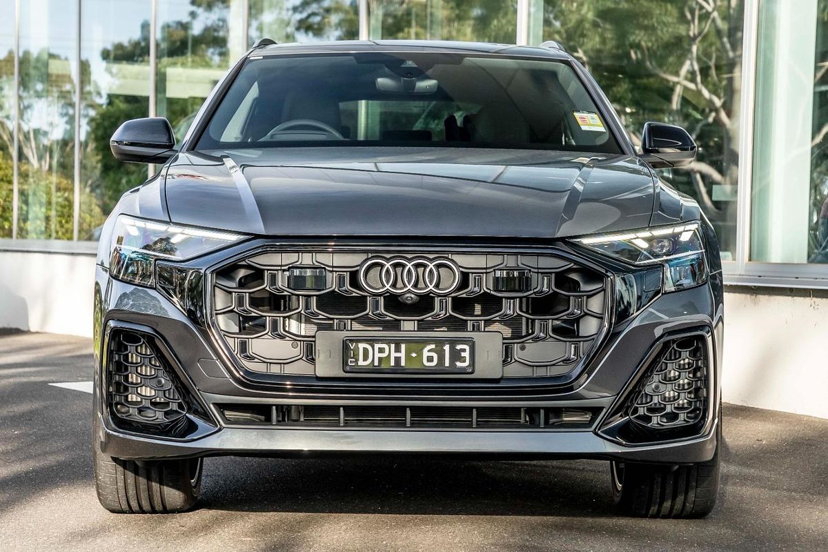 2024 Audi Q8 55 TFSI S line F1