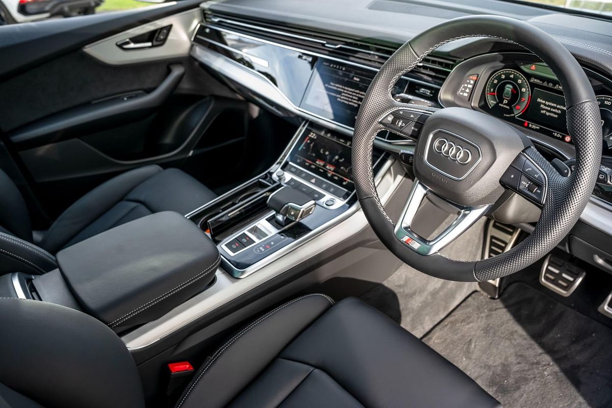 2024 Audi Q8 55 TFSI S line F1
