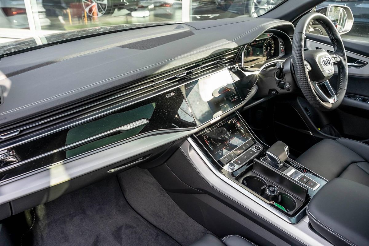 2024 Audi Q8 55 TFSI S line F1