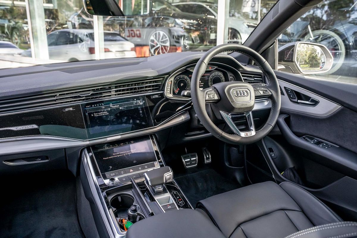 2024 Audi Q8 55 TFSI S line F1