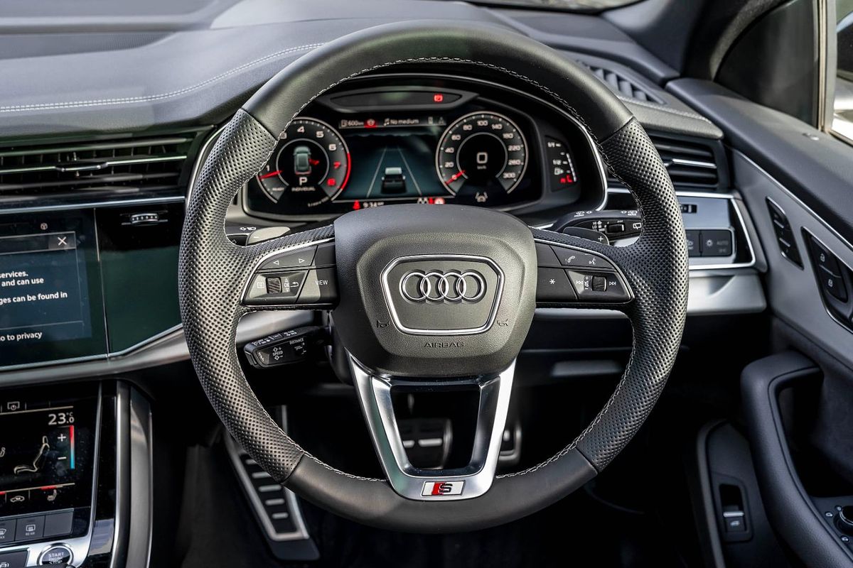 2024 Audi Q8 55 TFSI S line F1