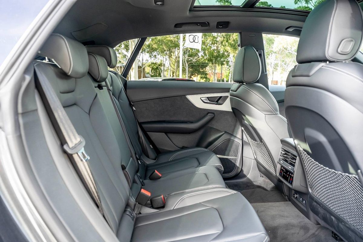 2024 Audi Q8 55 TFSI S line F1