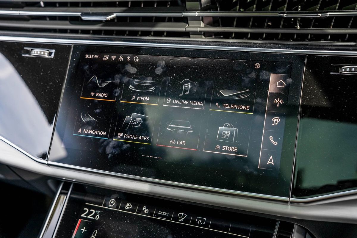 2024 Audi Q8 55 TFSI S line F1
