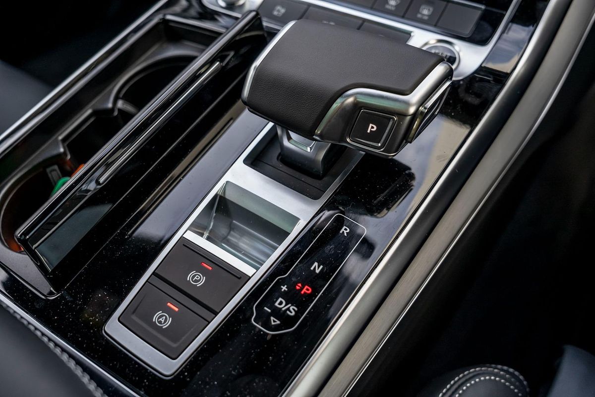 2024 Audi Q8 55 TFSI S line F1