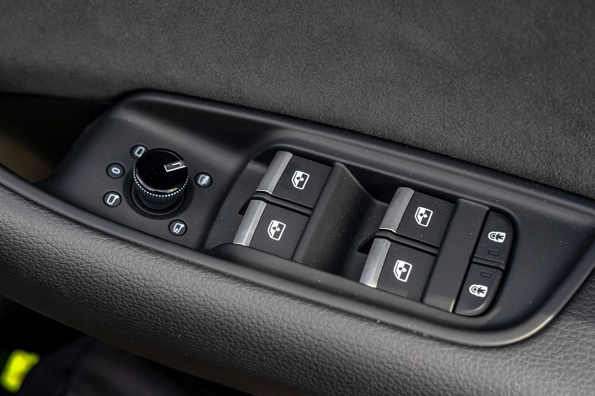 2024 Audi Q8 55 TFSI S line F1