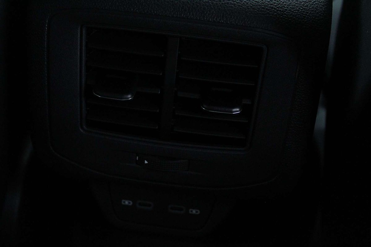 2025 Volkswagen T-Roc 140TSI R-Line D11