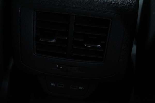 2025 Volkswagen T-Roc 140TSI R-Line D11